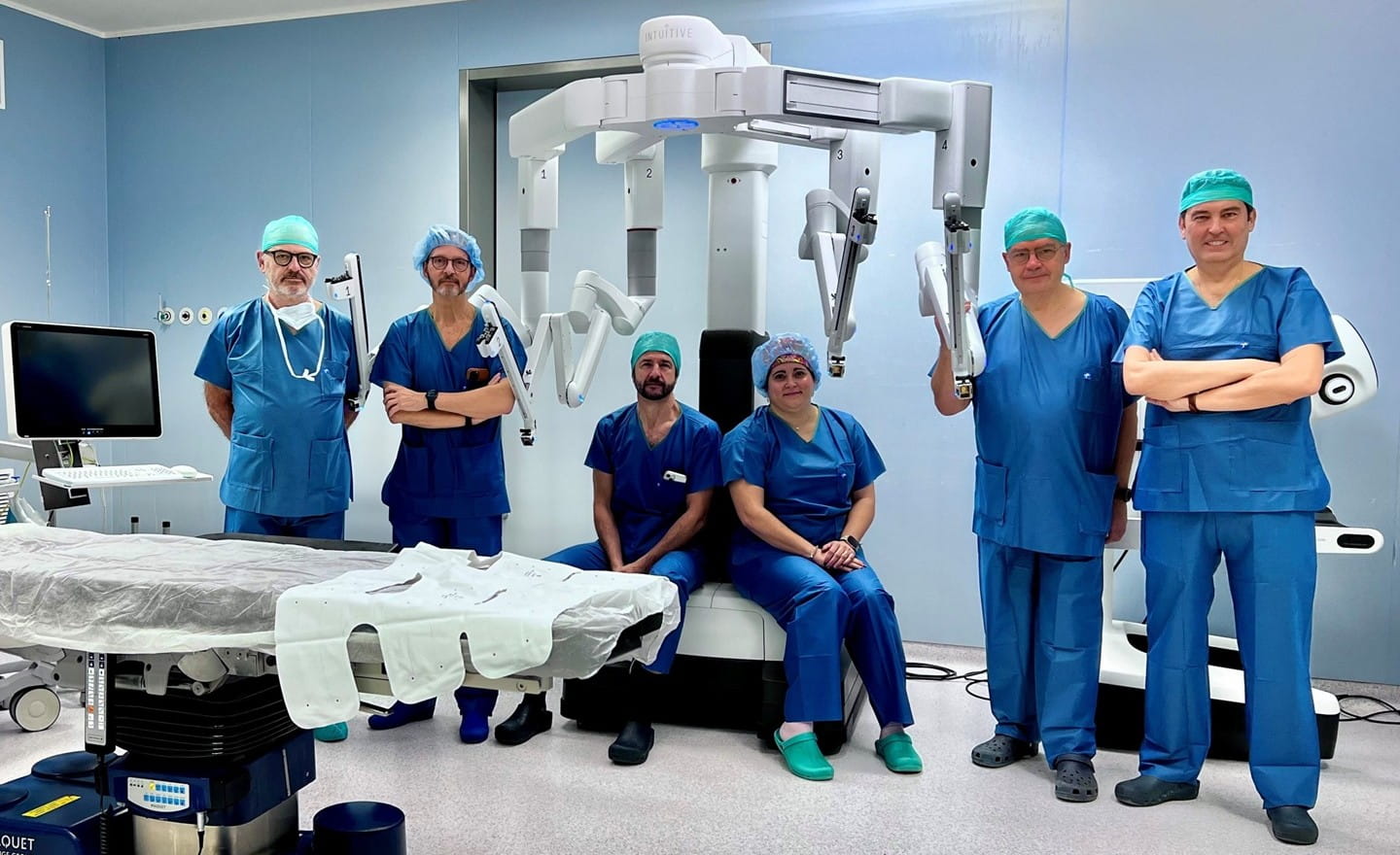 De izda. a dcha, los doctores Muguruza, Díez, S. Encinas, De Matías, Gutiérrez y Durán, con el nuevo Da Vinci 5 del Hospital Universitario Rey Juan Carlos