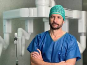 El Dr. Miguel Sánchez Encinas, jefe del Servicio de Urología, en el nuevo Da Vinci 5 del Hospital Universitario Rey Juan Carlos