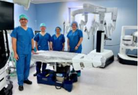 La Dra. María de Matías (dcha), jefa asociada del Servicio de Ginecología y Obstetricia, junto a otros miembros de su equipo en el nuevo Da Vinci 5 del Hospital Universitario Rey Juan Carlos
