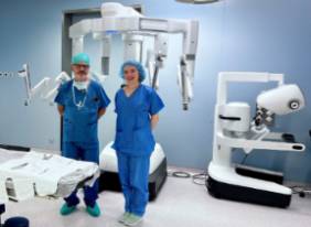 El Dr. Ignacio Muguruza (izda), jefe del Servicio de Cirugía Torácica, junto a la Dra. María Salmerón en el nuevo Da Vinci 5 del Hospital Universitario Rey Juan Carlos