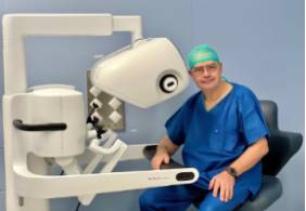 El Dr. Raimundo Gutiérrez, jefe del Servicio de Otorrinolaringología, en el nuevo Da Vinci 5 del Hospital Universitario Rey Juan Carlos