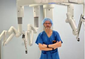 El Dr. Ricardo Díez, jefe del Servicio de Cirugía Pediátrica, en el nuevo Da Vinci 5 del Hospital Universitario Rey Juan Carlos