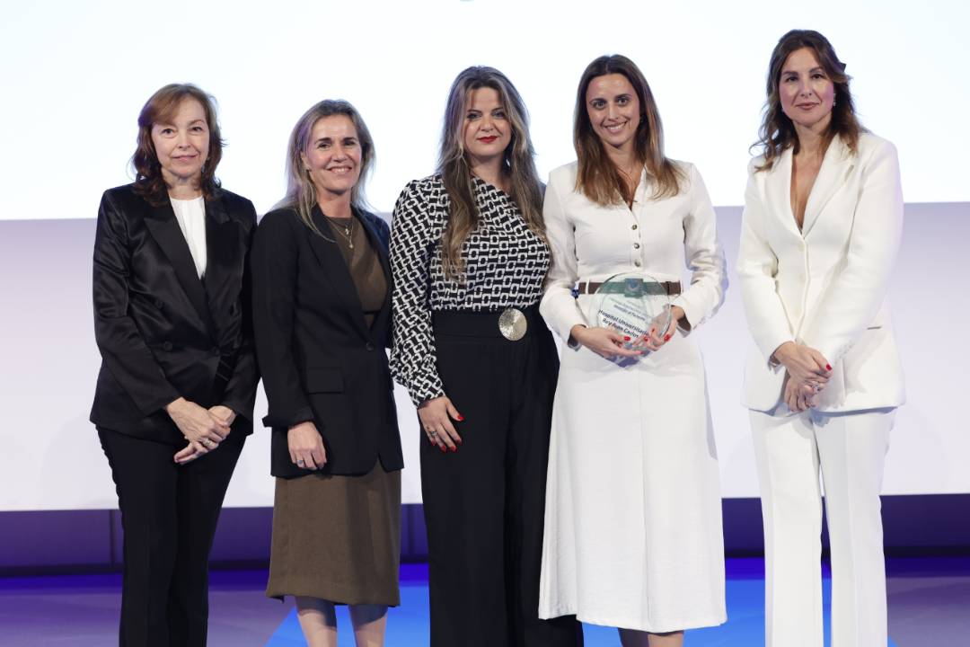 2023 11 15 Marta García Camí, Mayra Castelo y Marta del Olmo, en el momento de recoger el premio