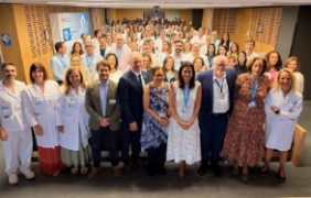 Muchos profesionales y la Dirección del HURJC junto a los evaluadores, en la sesión final de la auditoría que recomendó la acreditación del hospital con el sello JCI