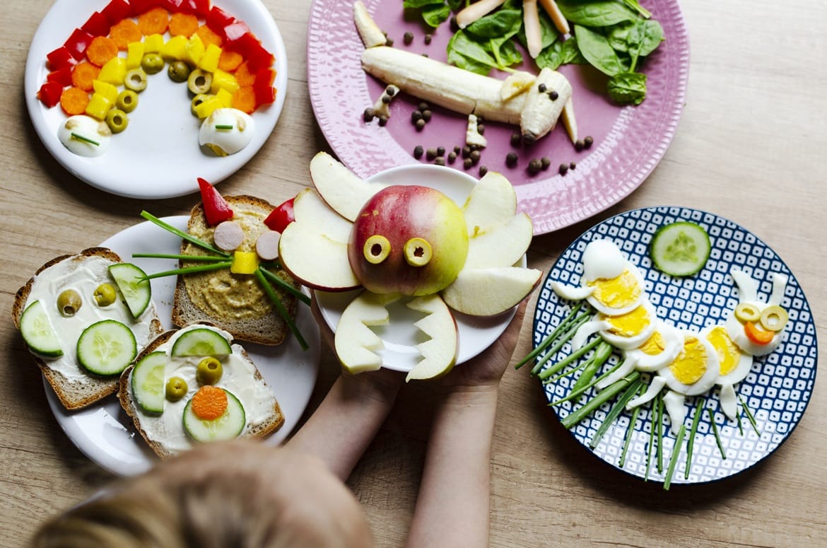 Ofrecer alimentos frescos, priorizar la hidratación, compartir comidas sin pantallas y favorecer el juego activo y el descanso, principales recomendaciones
