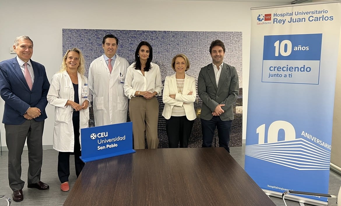 De izda. a dcha, T. Chivato, la Dra. R. Barba, el Dr. M. Durán, M. del Olmo, R. M. Visiedo y el Dr. J. Short tras la firma del convenio