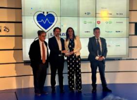 2024 06 12 Marta del Olmo y el Dr. Javier Arcos en el momento de recoger el premio