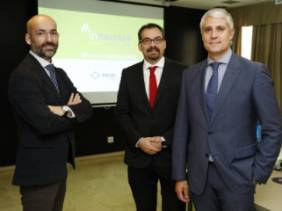 2018 10 16 El Dr. Piñeiro, entre los doctores Salamanca y Joaquín Mateos, director médico de MSD España