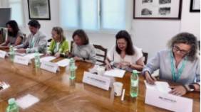 Momento de la firma del documento
