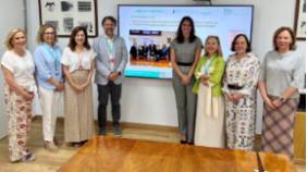 Representantes de las entidades firmantes del documento junto a la foto de constitución del IIS-FJD en 2009