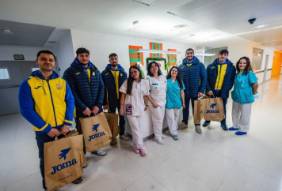 visita-jugadores-balonmano-caserio-hospital-quironsalud-toledo-Navidad-con-empleados_2