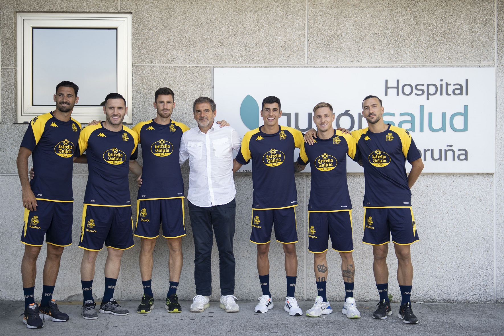 Reconocimiento plantilla club deportivo con el doctor Carlos Lariño