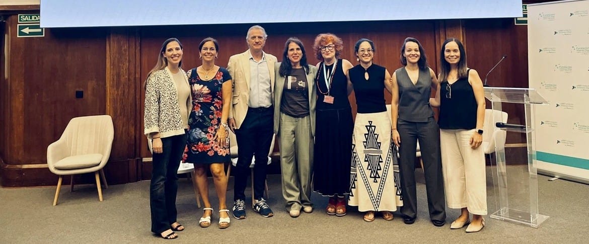 La Dra. Vázquez (4ª por la dcha), junto al resto de organizadoras y ponentes de la jornada