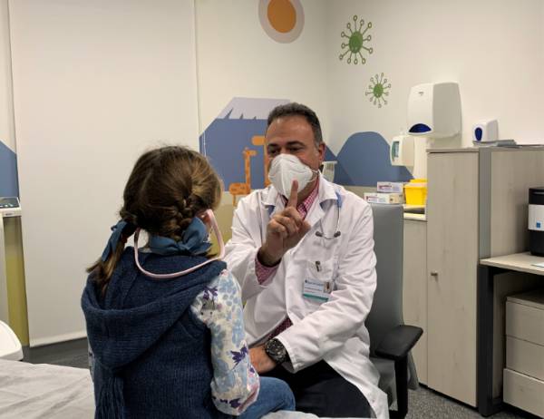 El doctor Gascón examina a una paciente en consulta.