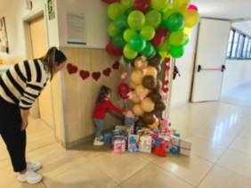 guardería 5 chupetes niña entrega mensaje