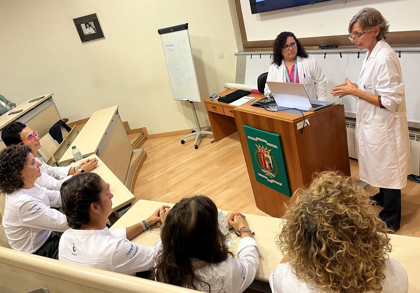 Un momento del desarrollo de la sesión formativa impartida por las doctoras