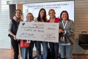 De izda. a dcha, la Dra. A. Melo, L. Alfaro, M. del Olmo, la Dra. A. Pascual y MR. Vicente, en el momento de recoger el premio