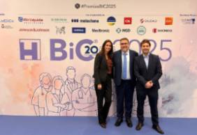 M. del Olmo y el Dr. Short, arropando al Dr. Martos