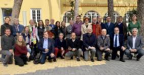 La Dra. Vázquez (6ª por la dcha, fila superior), junto a otros profesionales participantes en el estudio