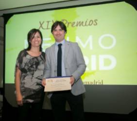 El Dr. Villar en el momento de recoger el premio a Neumolean
