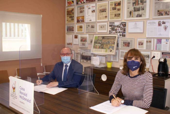 Ximo Montenegro, gerente de Quirónsalud Valencia, y Ana Belén Díaz, directora de la Casa Ronald McDonald