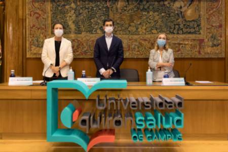 Leticia Moral, Héctor Ciria y la Dra. Carmen Ayuso, durante las II Jornadas de Investigación Quirónsalud_LMD7171