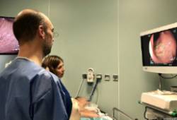 Doctor Javier Romero realizando la prueba