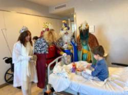 Un niño con los Reyes Magos