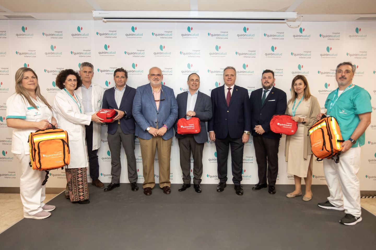 Entrega oficial del material a hermandades de Triana web