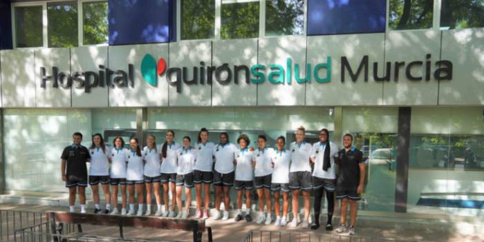 El equipo de jugadoras tras su reconocimiento médico en Quirónsalud Murcia