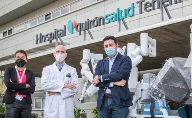 La gerente de Quriónsalud Tenerife, Clara Méndez, junto al director médico, Óscar Blasco, y el doctor Guillermo Conde (d2)