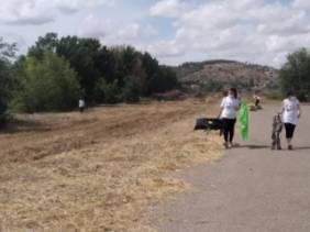 recogiendo residuos de la naturaleza equipo quironsalud toledo