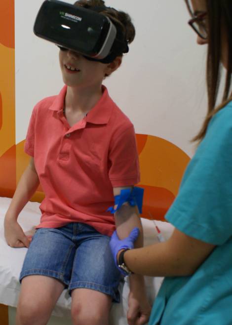 Un niño con las gafas durante su atención en urgencias 2