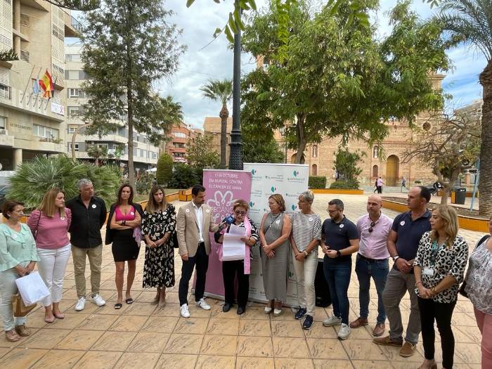 Victoria Meneses. presidenta de AFECANCER, en el momento de la lectura del manifiesto