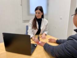 Lola Bursón revisando a un paciente con el capilaroscopio (baja)