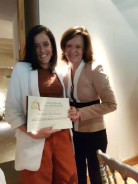 2018 06 18 La Dra. Naya (izda) con el título acreditativo del Primer Premio a Proyectos de Investigación