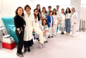 La Dra. P. Llamas (2ª por la izda, junto a parte del equipo del Servicio de Transfusión de la FJD