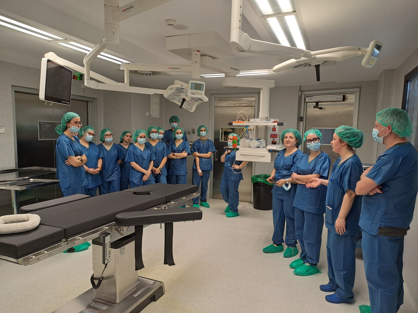 visita-alumnos-Atenea-hospital-Quirónsalud-Ciudad-Real-quirofano-interior