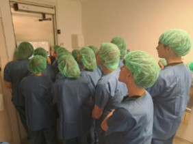 visita-alumnos-Atenea-hospital-Quirónsalud-Ciudad-Real-quirofano