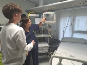 visita-alumnos-Atenea-hospital-Quirónsalud-Ciudad-Real-rea-pruebas