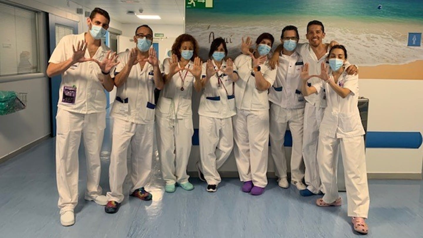 El equipo de la UCI del HUIE simbolizando con las manos la H de UCI humanizada tras su reacreditación