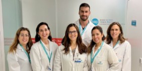 La Dra. Almudena Fernández-Bravo (centro), junto al resto del equipo médico de la unidad