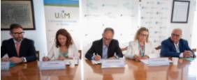 Schettini, Zamora y Posada, en el momento de firmar el documento de creación de la cátedra, flanqueados por los dres. Rodríguez y Cenjor