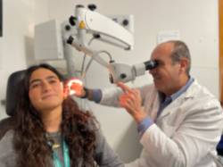 El dr. Enrique Ruiz Veguilla con una paciente