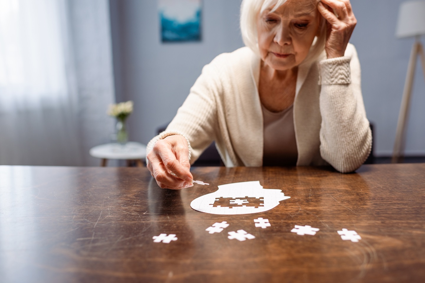 mujer realizando rehabilitacion cognitiva