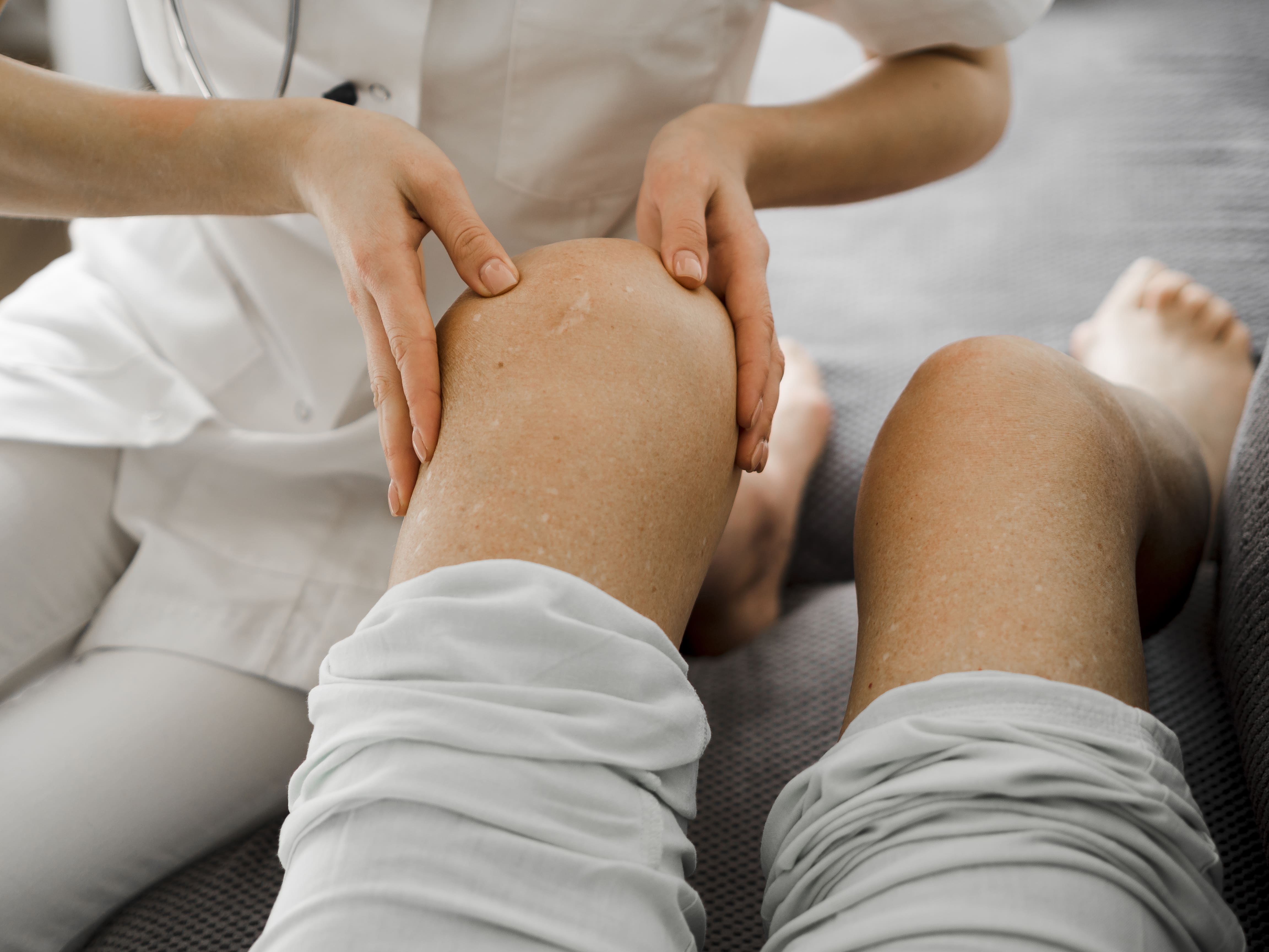 close-up-doctor-examines-patient (1)