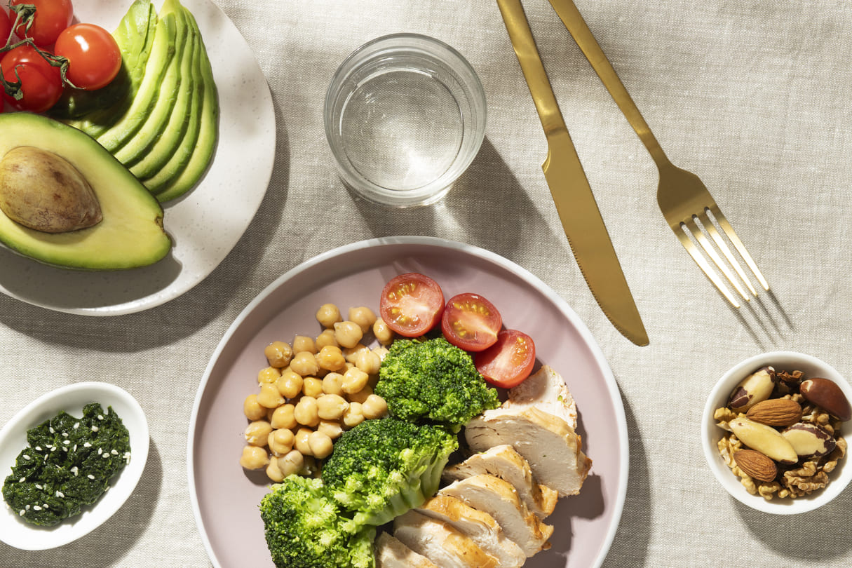 vista-superior-del-plato-con-alimentos-dieteticos-cetogenicos-y-nueces (1) (1)