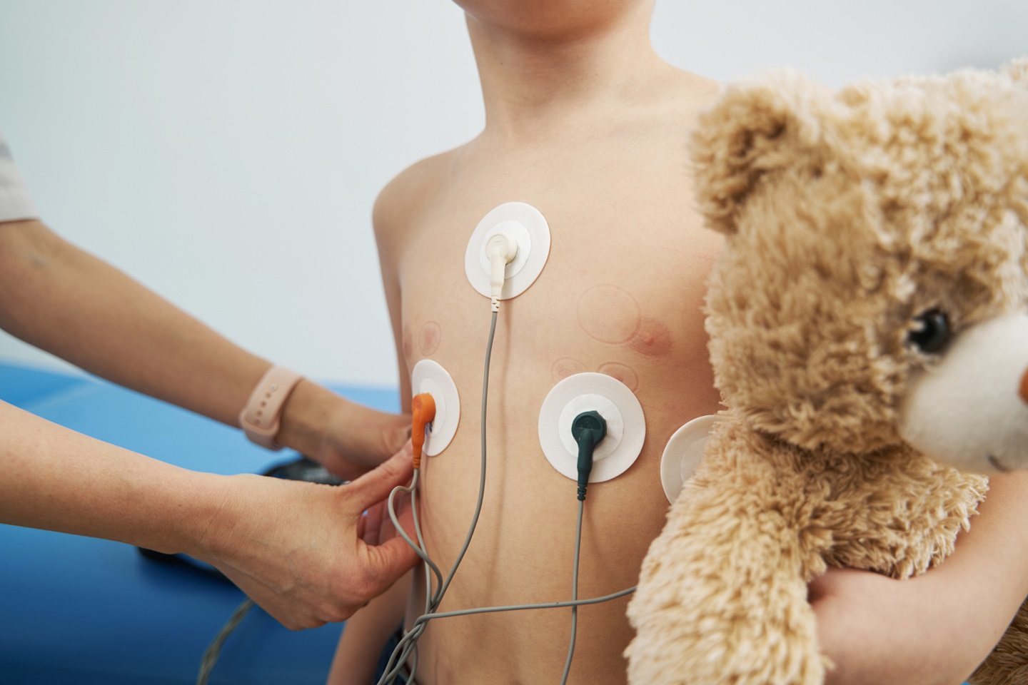 evaluación cardiovascular practicada a un niño