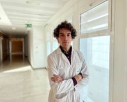 El dr. Tomás Toledo baja