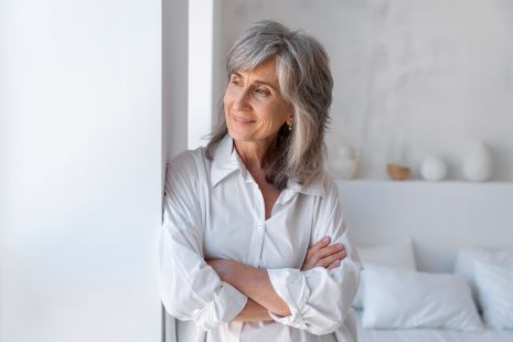 okportrait-smiley-senior-woman-relaxing-home